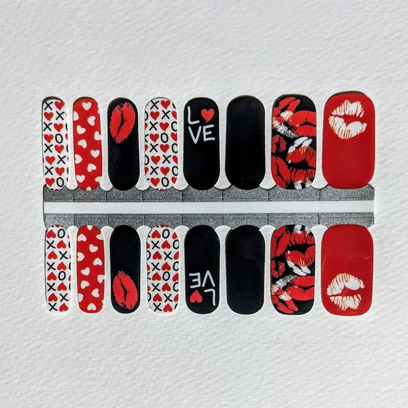 5 Nail Wraps for $15- Kiss Me - Picture 1 of 5